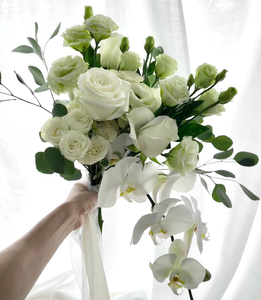 Affordable Bridal Bouquet with White Orchid, Roses and Eustoma fresh flower in Singapore under $150 with free Delivery