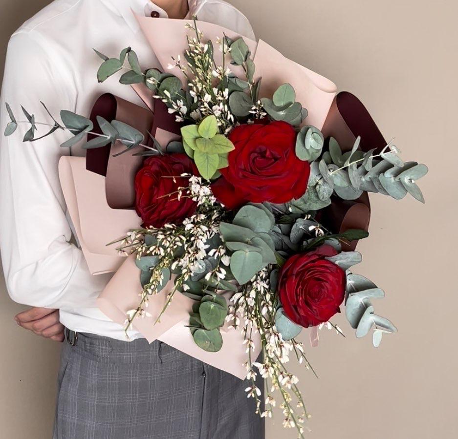 Rose Bouquet Singapore Delivery | Cheap Pretty Affordable Birthday Anniversary Proposal Flower Bouquet Baby Breaths Balloon Bridal Christmas Chinese New Year Mother's Day Father's Day Graduation Floral Stand Special Occasion Sympathy Korean Style Wrapping White Valentines Teacher's Day Get Well Soon Flower International Day Sunflower Gerbera Lilies With Delivery in Singapore